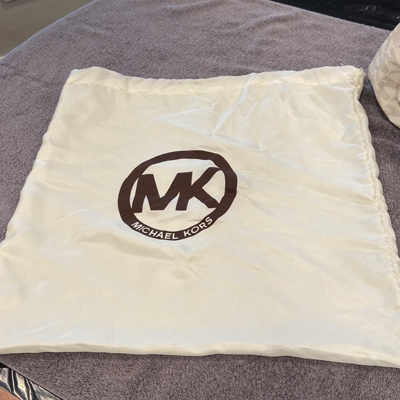 Michael Kors white signature Jet Set purse - Picture 9 of 11